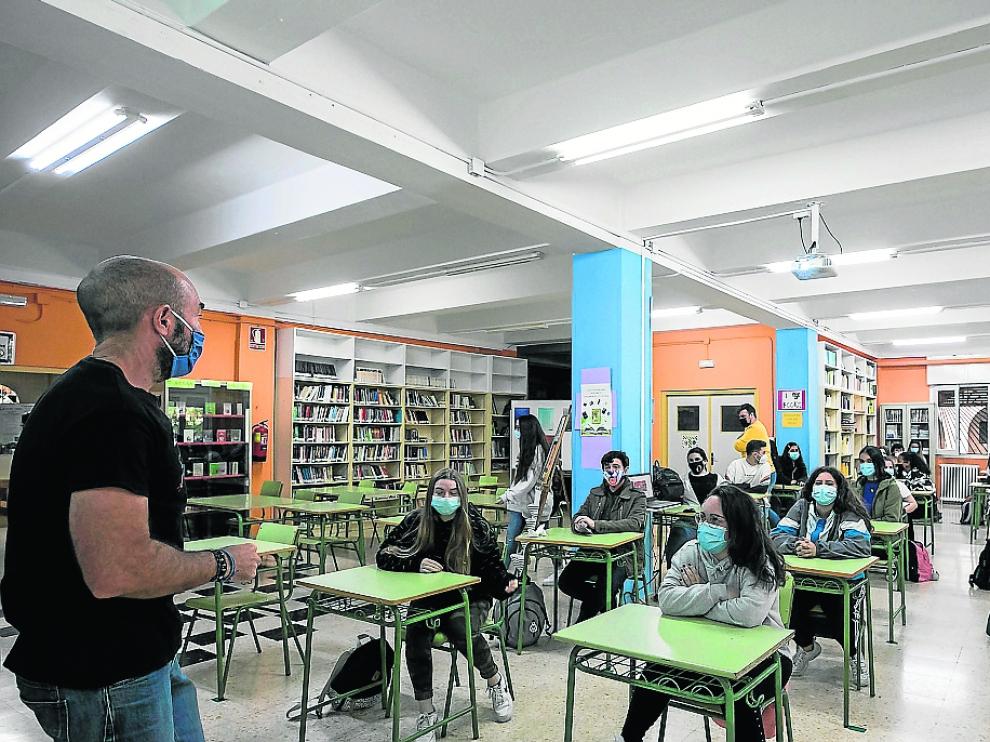 Un profesor imparte clases en el IES Virgen del Pilar de Zaragoza.