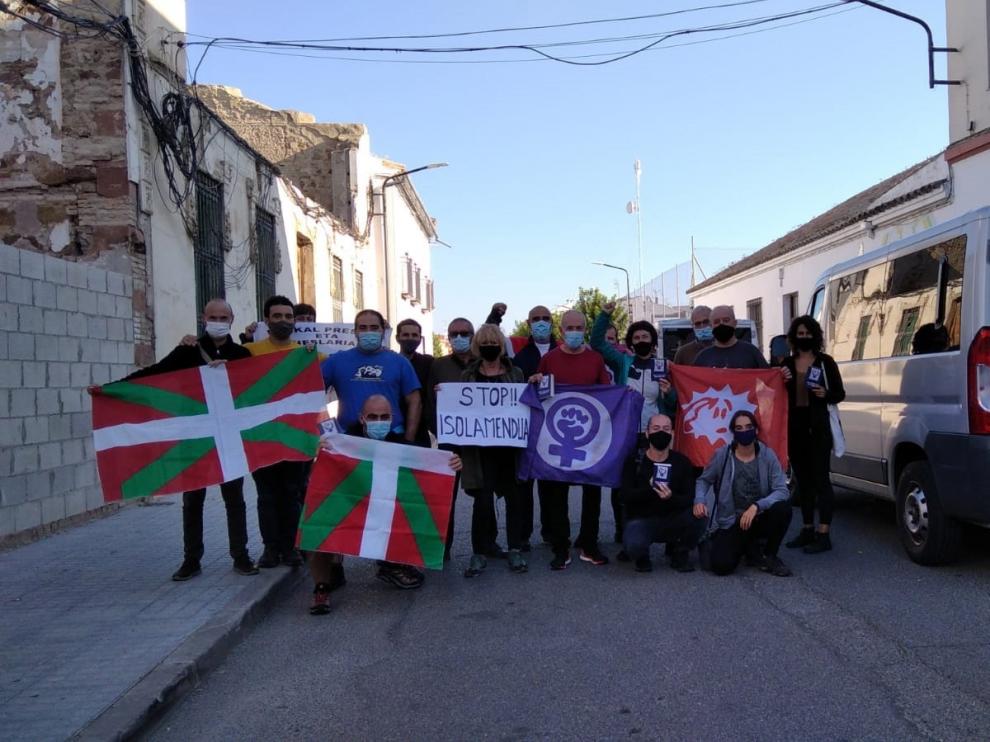Familiares y amigos, con ikurriñas, esperan la salida de Ibon Muñoa.