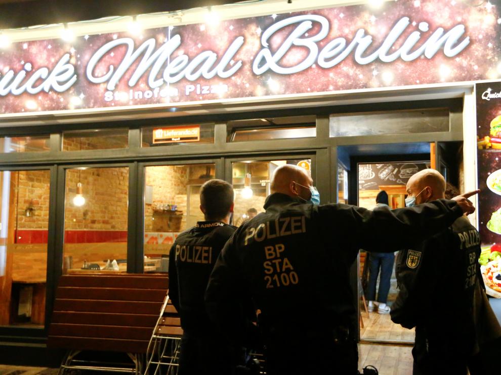 German police control the late-night curfew due to restrictions against the spread of the coronavirus disease (COVID-19) at a restaurant in Berlin