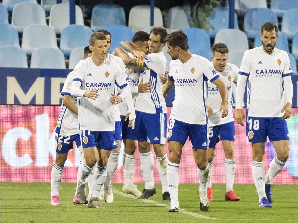 Los futbolistas del Real Zaragoza celebran el gol de Narváez en el minuto 88 que dio el triunfo por 1-0 ante el Albacete.