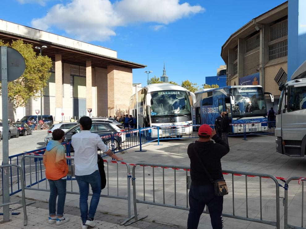 Llegada de los jugadores del Real Zaragoza a La Romareda para su partido contra el Albacete.