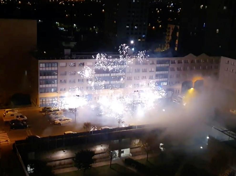 Una comisaría cercana a París, atacada con fuegos artificiales.