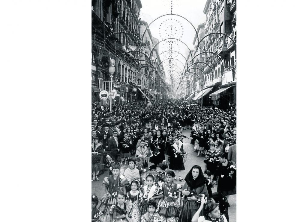 Imagen de la primera Ofrenda de Flores, en 1958