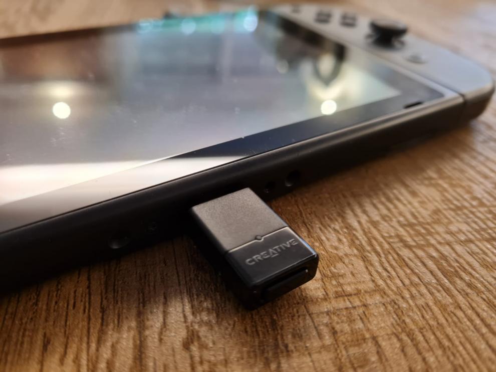 Este pequeño pincho se inserta en el puerto USB-C de la Switch.