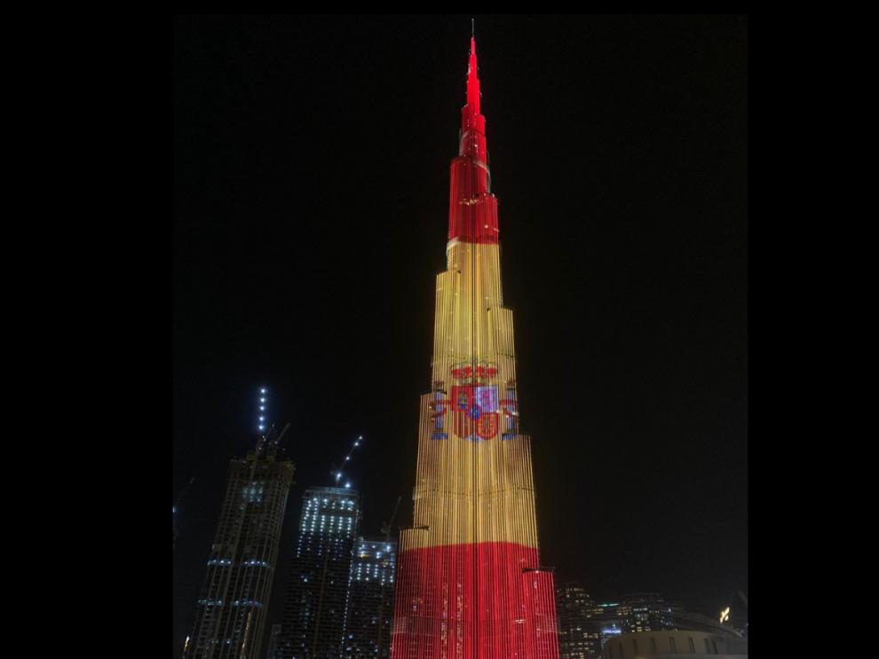 La bandera de España ilumina el Burj Khalifa de Dubái en el Día de la Hispanidad.