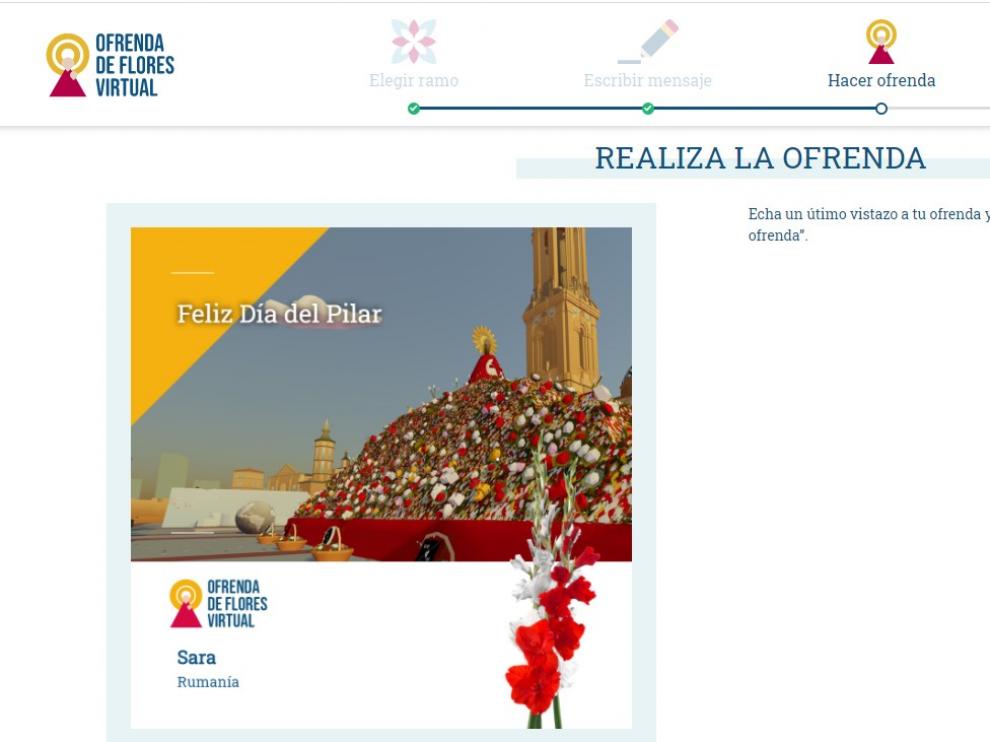 Una oferente deposita un gladiolo en el manto de la virgen de forma virtual