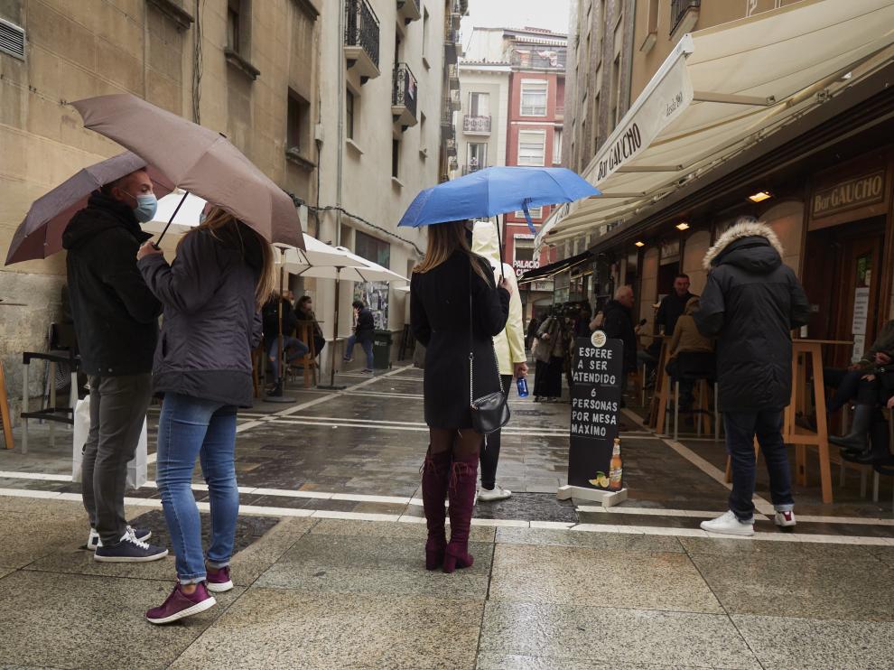 Transeúntes por las calles de Pamplona.