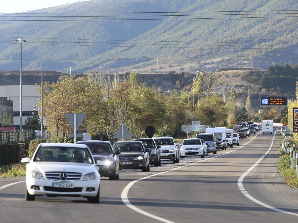 Vehículos por la N-330 este lunes durante la operación retorno del puente.