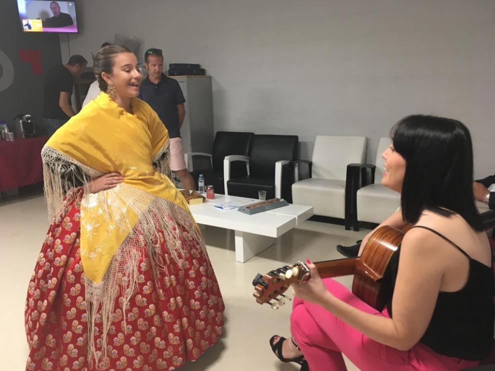 Adriana, con su profesora de jota, a su paso por el programa de Aragón TV Tres minutos.