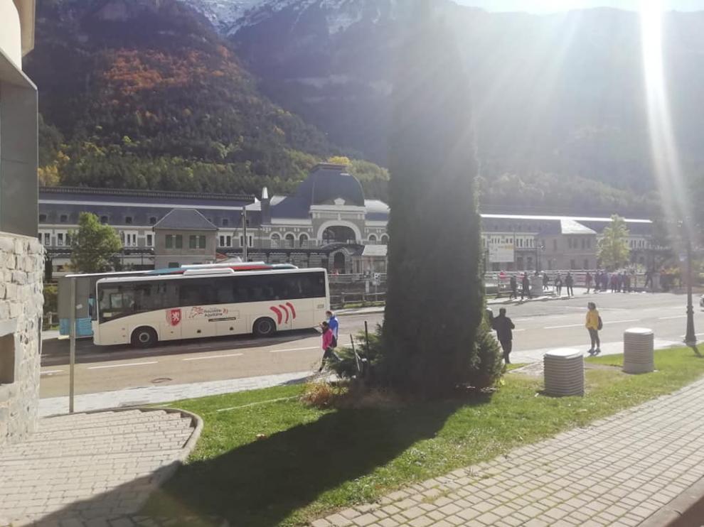 Entrada a la estación de Canfranc, el pasado día del Pilar.