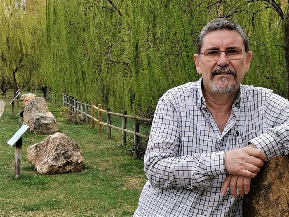 El paleontólogo aragonés Luis Moliner Oliveros, nacido en Alcorisa (Teruel), es el autor de este libro.