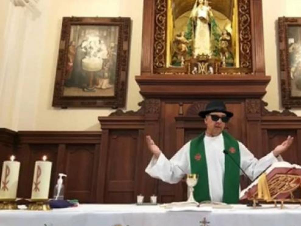 El sacerdote Jesús García Sosa, en una imagen con el filtro que usó por error al retransmitir una misa.