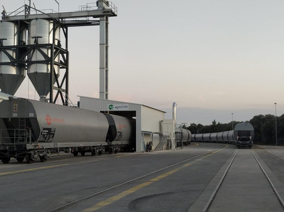 El tren cargado de harina de soja procedente del puerto de Tarragona, llegando al apartadero agroalimentario de la Terminal Intermodal de Monzón.