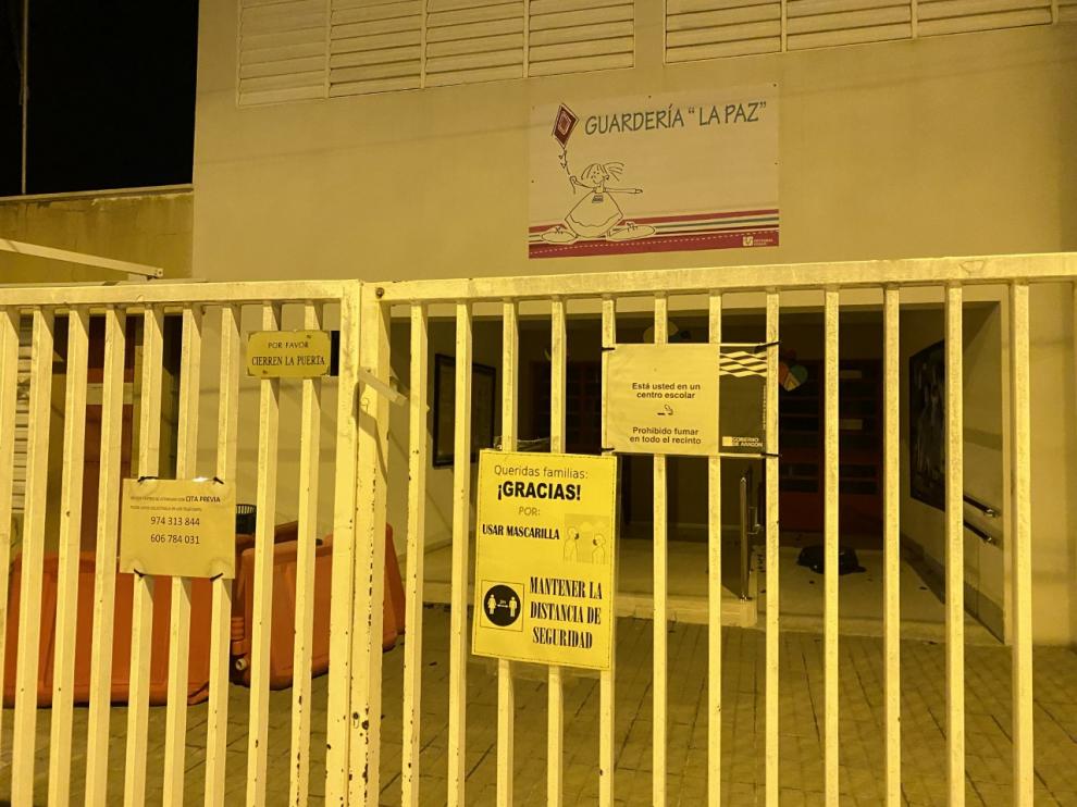 Entrada de la Escuela Infantil La Paz, de Barbastro, cerrada por coronavirus.