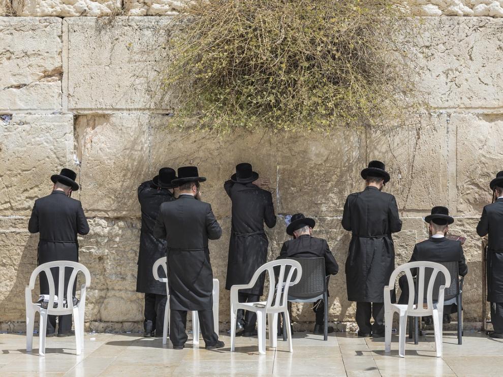 Judíos ultraortodoxos ante el muro de las lamentaciones en Jerusalén