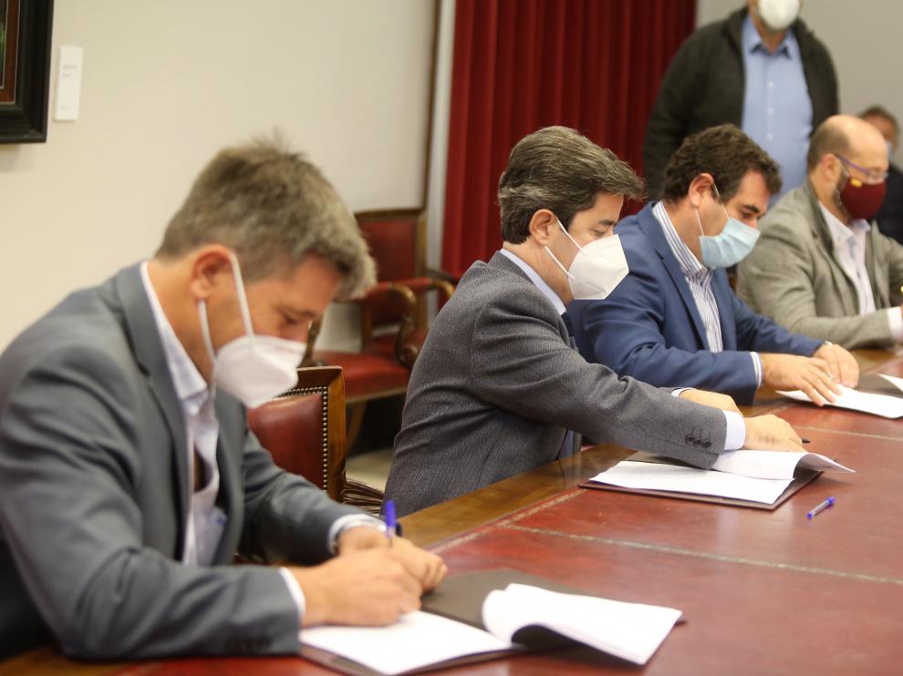 Los alcaldes de Banastás, Huesca, Alerre y Chimillas durante la firma del convenio.