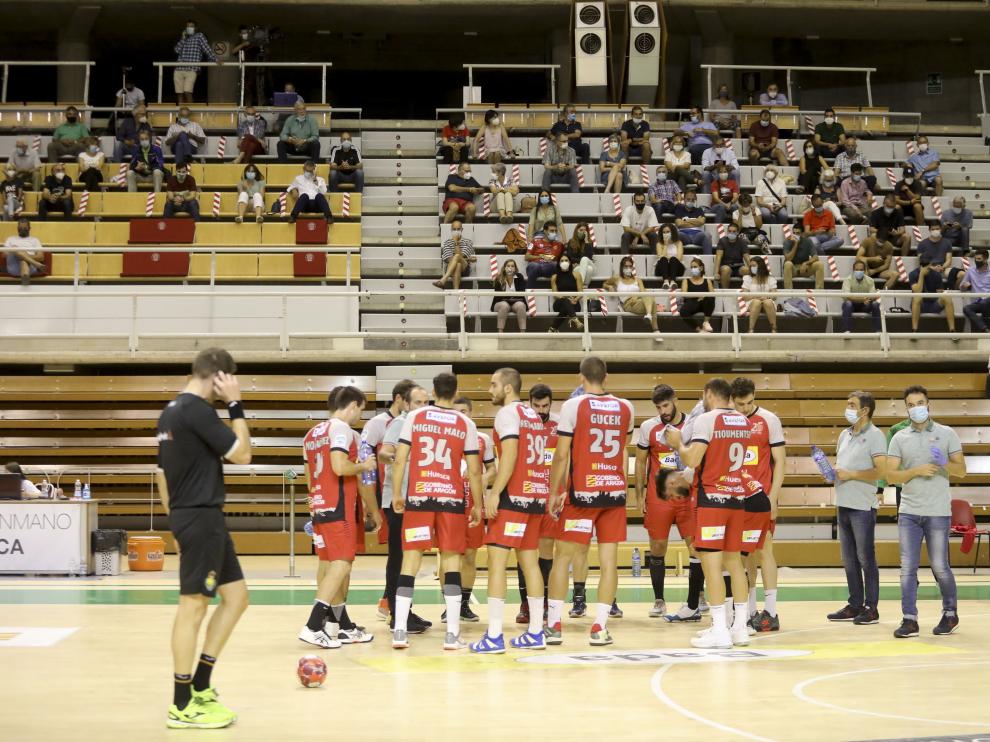 Los jugadores del Bada Huesca reciben instrucciones durante un partido.