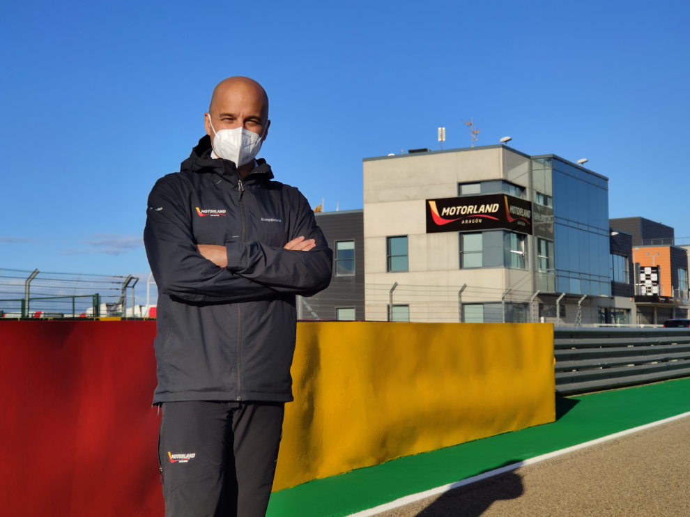 Santiago Abad, director gerente de Motorland Aragón, posando en el circuito.