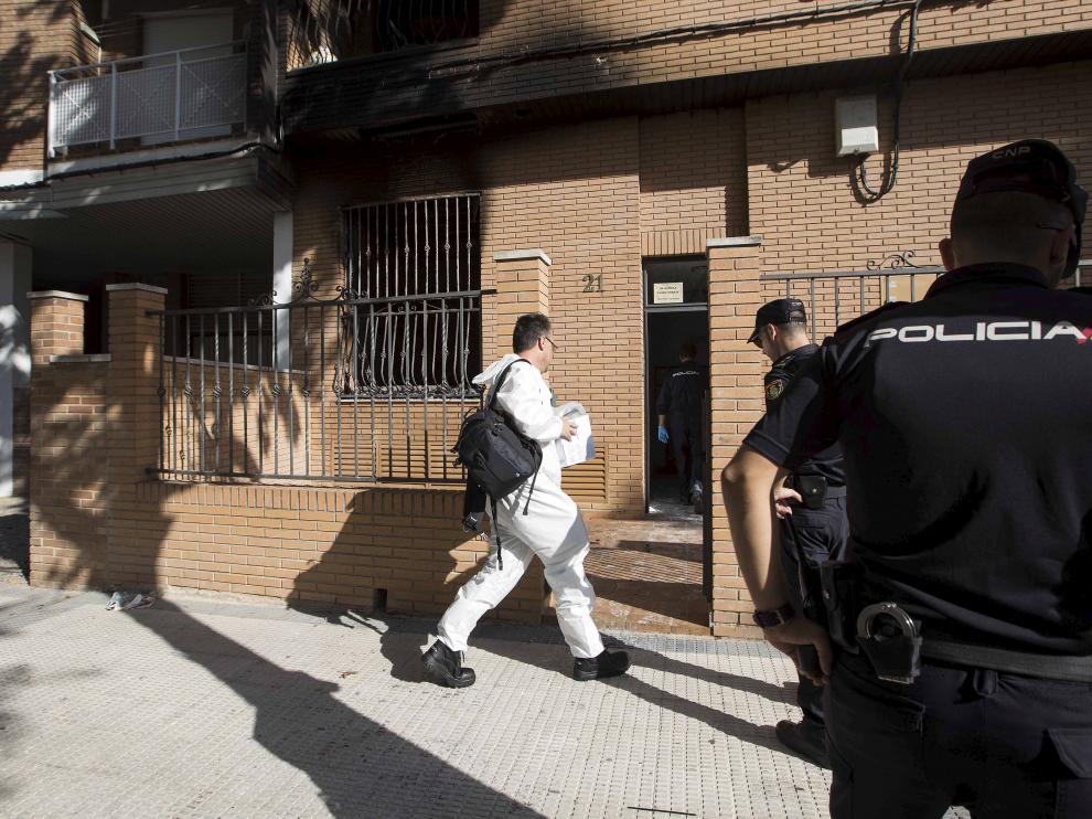 Varios agentes de la Policía Nacional acueen a la vivienda tras el incendio en agosto de 2017.