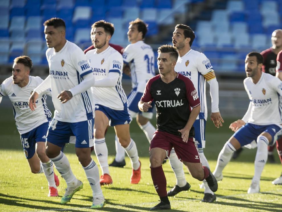 Chavarría, Gabriel Fernández, Larrazabal, Eguaras, Ros, Guitián... en una jugada a balón parado ante el Albacete el pasado domingo.