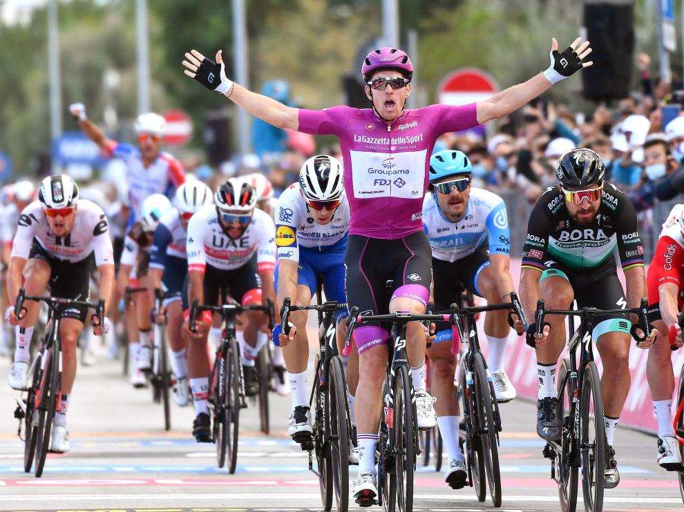 El francés Arnaud Demare (Groupama FDJ) vence al esprint la úndécima etapa del Giro