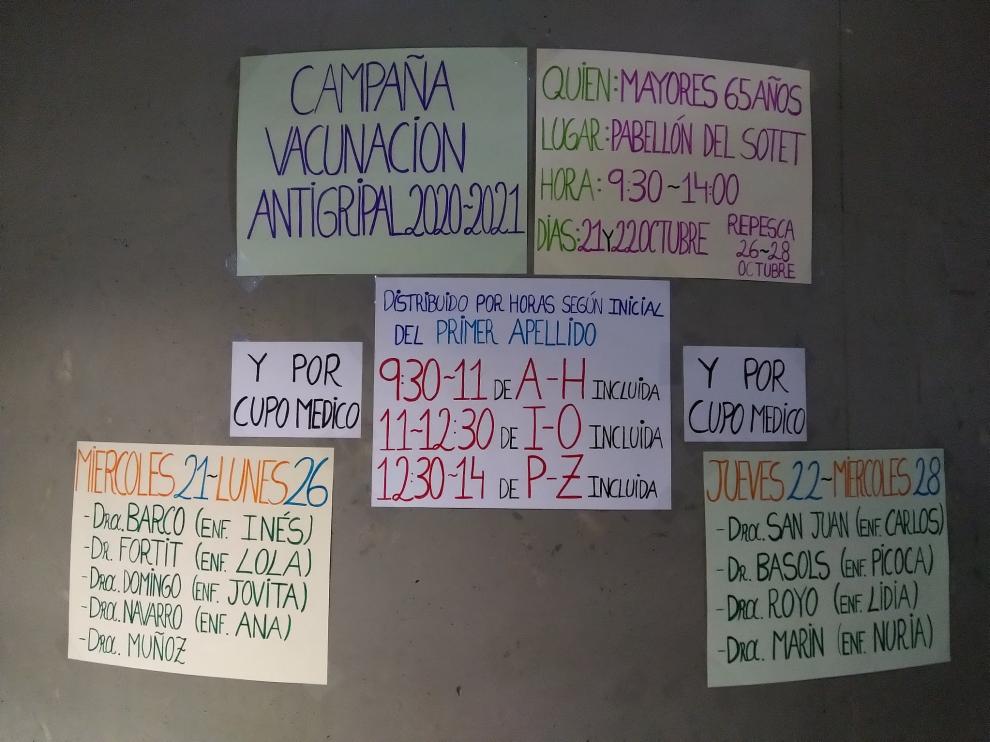 Carteles informativos de la campaña de vacunación de la gripe del centro de salud de Fraga.