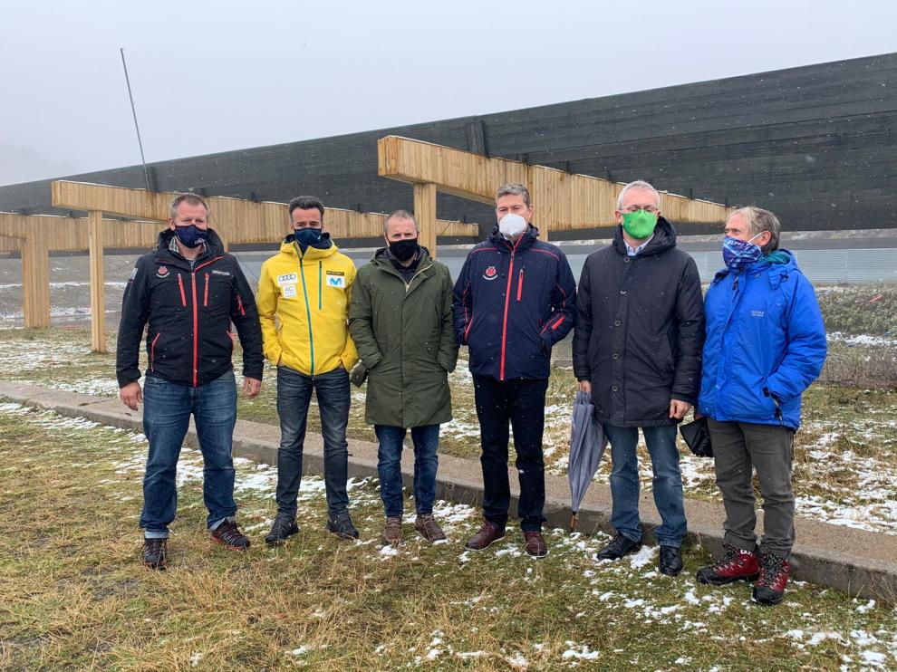 Inauguración del Stadium Spainsnow de biatlón en Candanchú: de izquierda a derecha, Stephane Pantoja, May Peus, J.R. Abad, Álvaro L. de la Rocha, Luis Rodríguez y Juan M. Ramón