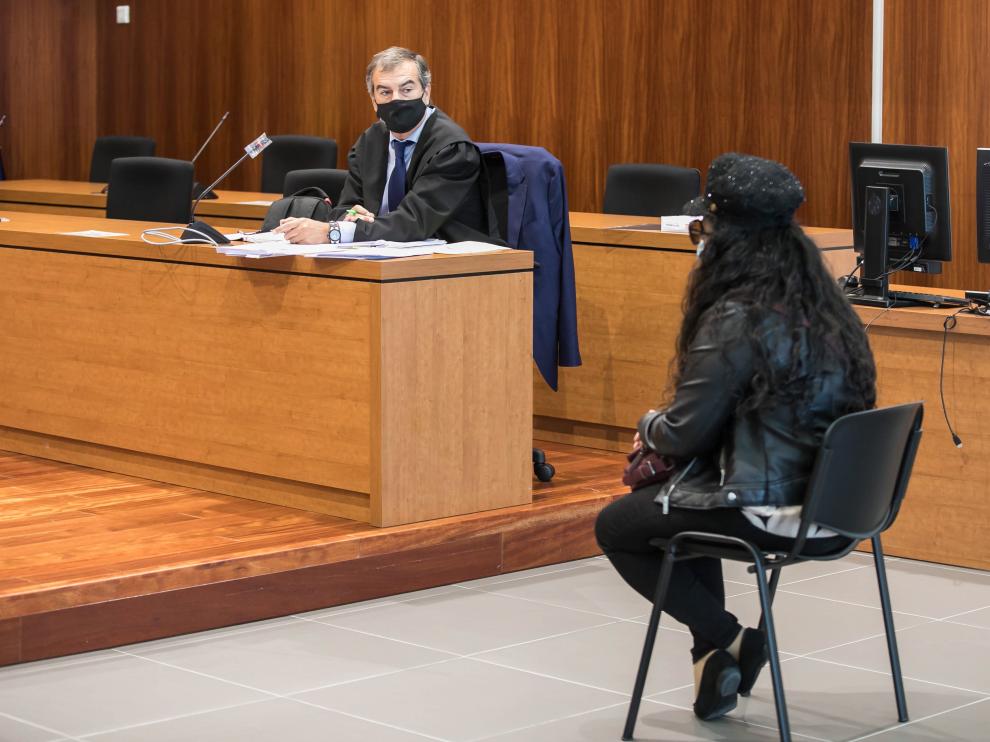 La acusada, con su abogado Javier Osés, durante el juicio celebrado en la Audiencia de Zaragoza.
