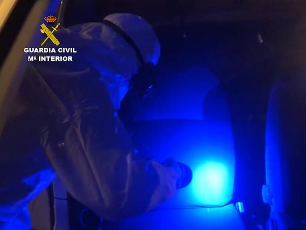 La Guardia Civil investigan en el interior del vehículo donde se produjo la agresión.