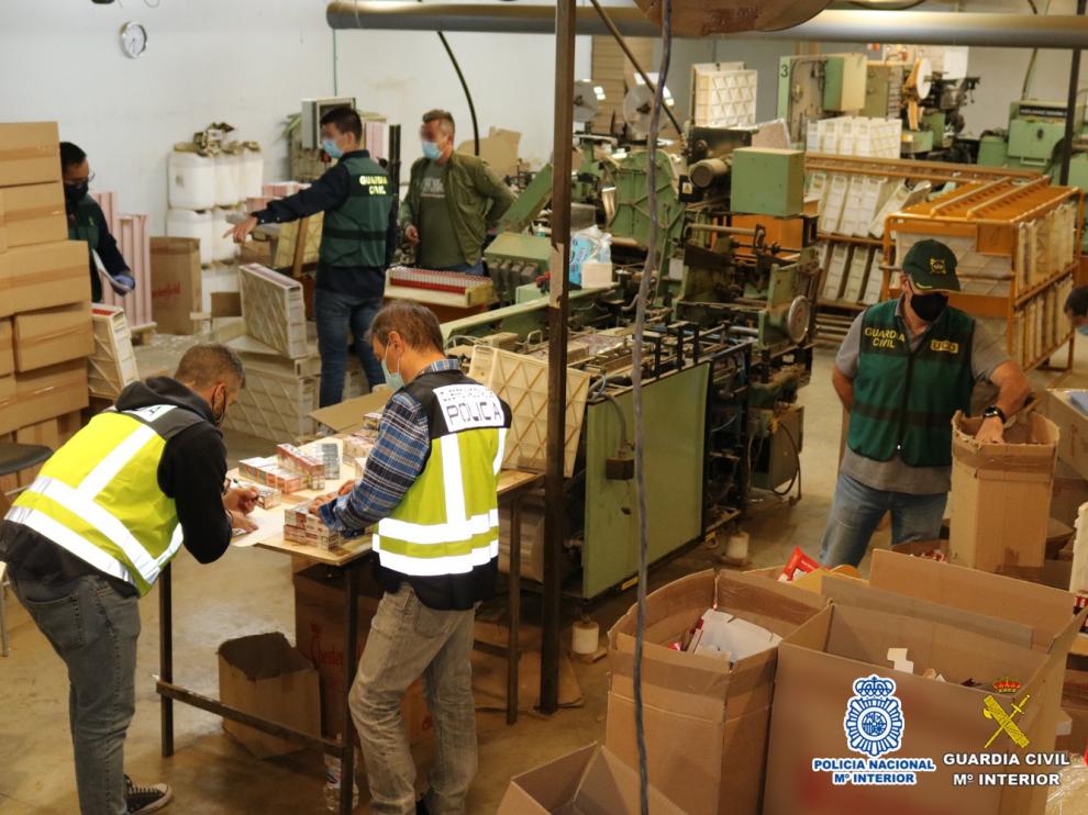 Los agentes intervienen en una de las fábricas ilegales de tabaco.