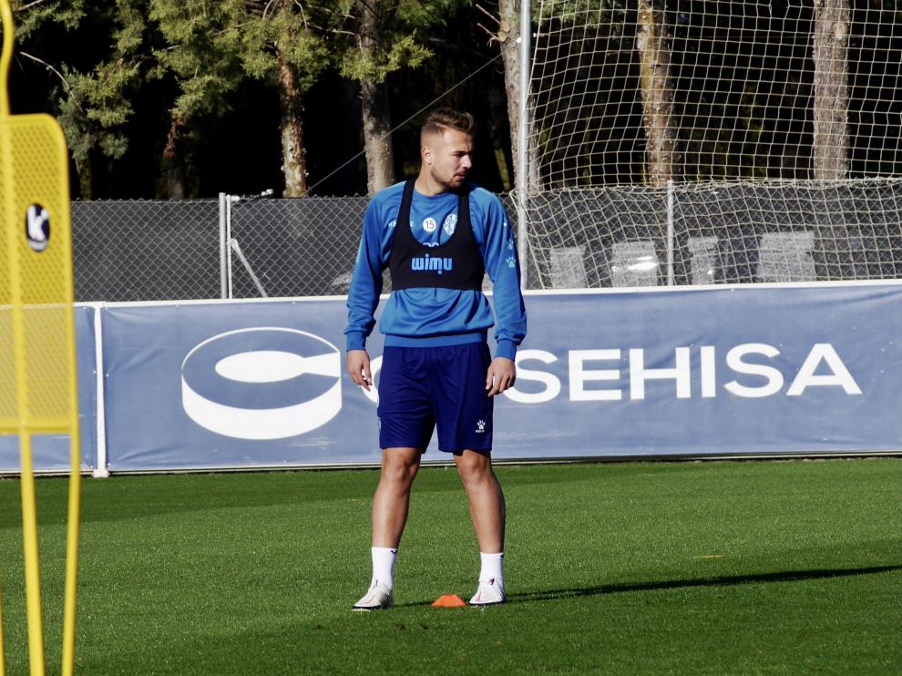 Javi Ontiveros, durante el entrenamiento de este miércoles en el IES Pirámide.