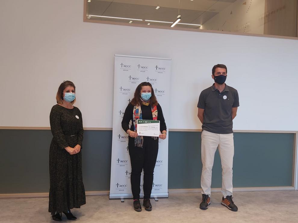 Patricia Serrano y Patxi García, de la AECC hacían entrega del certificado a la alcaldesa de Mainar María Lina Hernando.