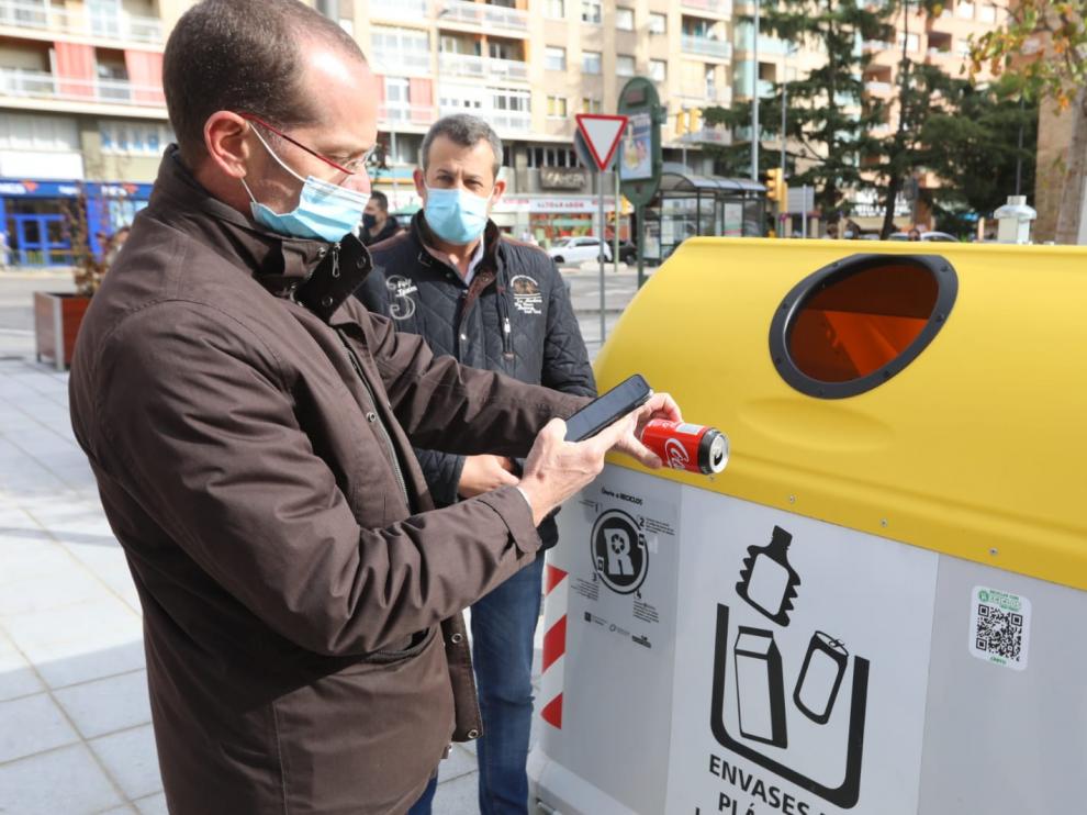 Ángel Hervella, director de Gestión Local y Autonómica de Ecoembes, haciendo una demostración práctica del sistema junto al concejal de Medio Ambiente y Servicios Generales del Ayuntamiento de Huesca, Roberto Cacho.