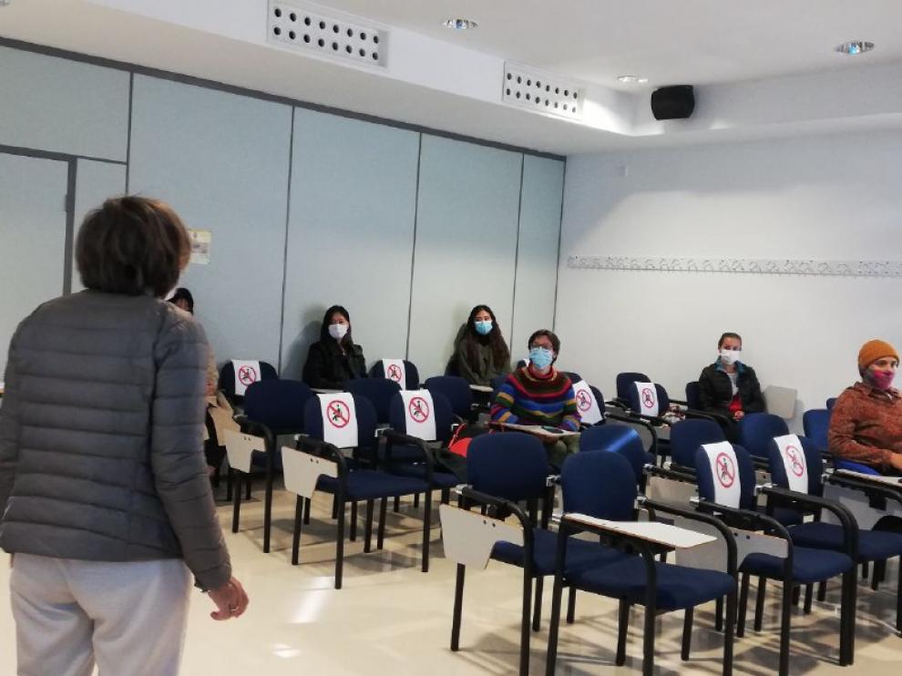 Reunión con los estudiantes extranjeros en el campus.