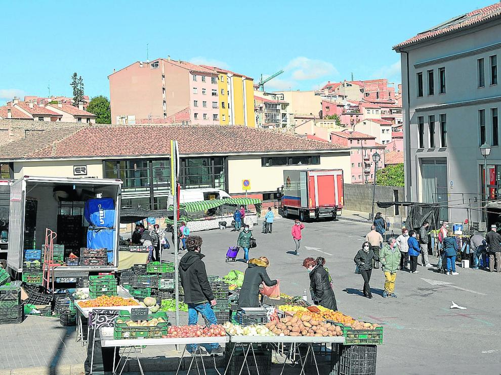 El mercadillo semanal abrió con solo un tercio de sus puestos
