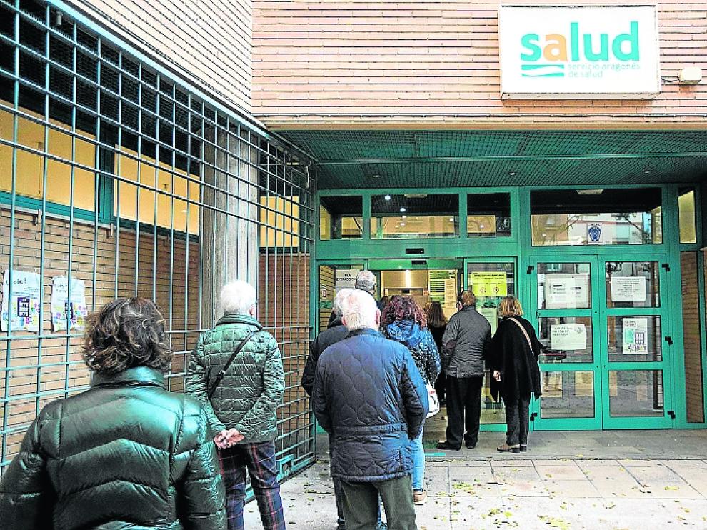 Fila para entrar a vacunarse de la gripe en Rebolería.