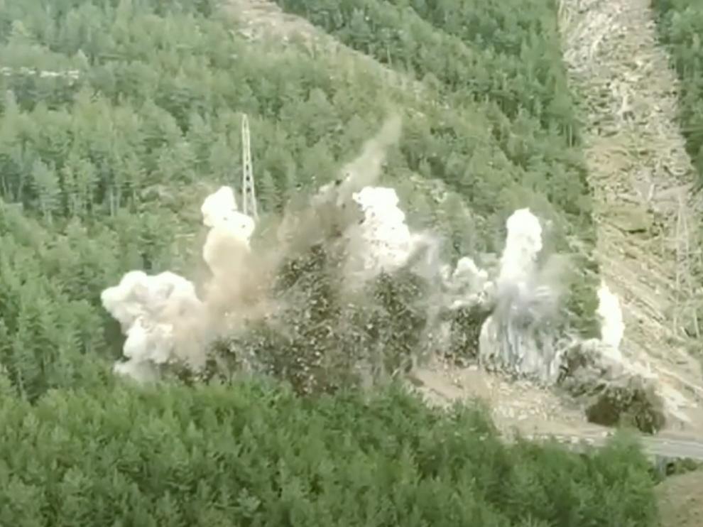 Imagen de una de las voladuras de las obras de la N-260.