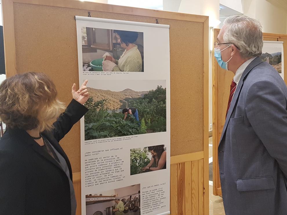 El consejero de Agricultura en la exposición con la que se conmemora el Día Internacional de la Mujer Rural.