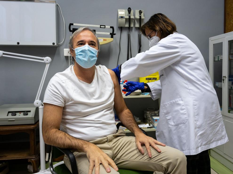 Jorge Azcón, este jueves, siendo vacunado de la gripe.