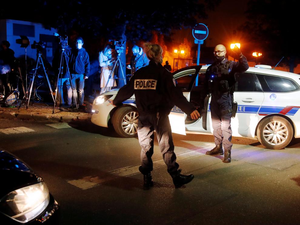 Agentes policiales en las inmediaciones de donde han ocurrido los hechos, en los suburbios de París.