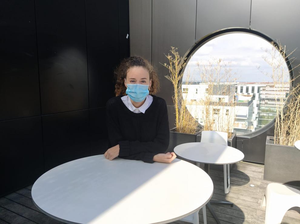 Andrea Pérez, en la terraza de su centro de trabajo en París.