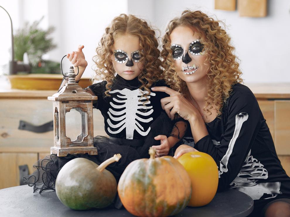 El disfraz de esqueleto es una opción perfecta para que lo lleve toda la familia.