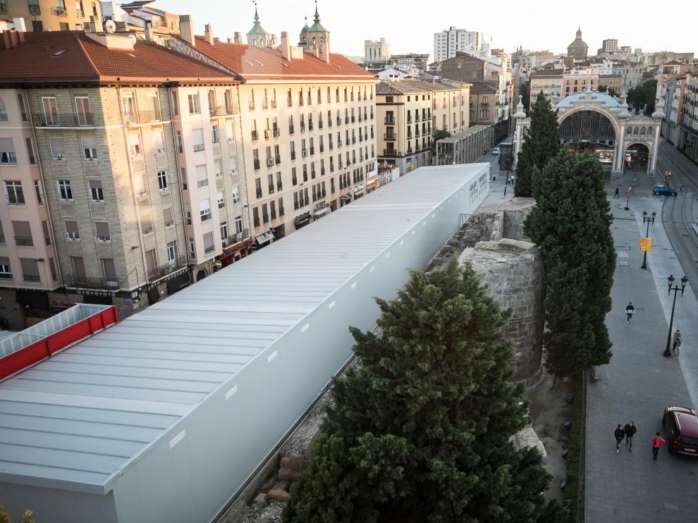 La carpa provisional se ubica desde 2018 junto a las Murallas y frente al Mercado Central.