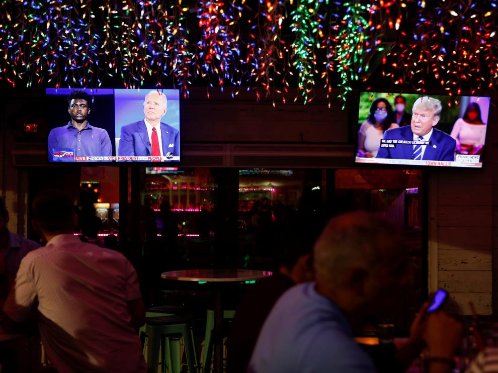 Pantallas con las dos entrevistas en un restaurante de Florida.