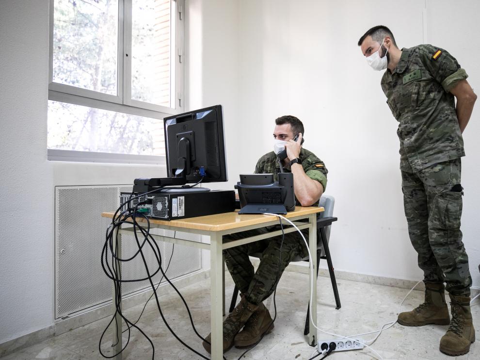 El teniente Miguel Blasco, de la Brigada Aragón I, es el jefe de una de las cuatro secciones que trabajan en la Unidad de Vigilancia Epidemiológica en la Comunidad para frenar al virus. En la imagen, Blasco junto a parte del equipo de rastreadores militares a su cargo en el Hospital Militar de Zaragoza.