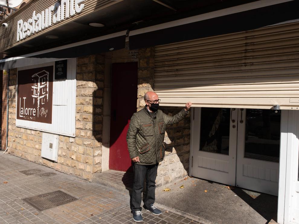 Ricardo Arroyo, gerente del restaurante La Torre Plaza de Zaragoza que cierra.