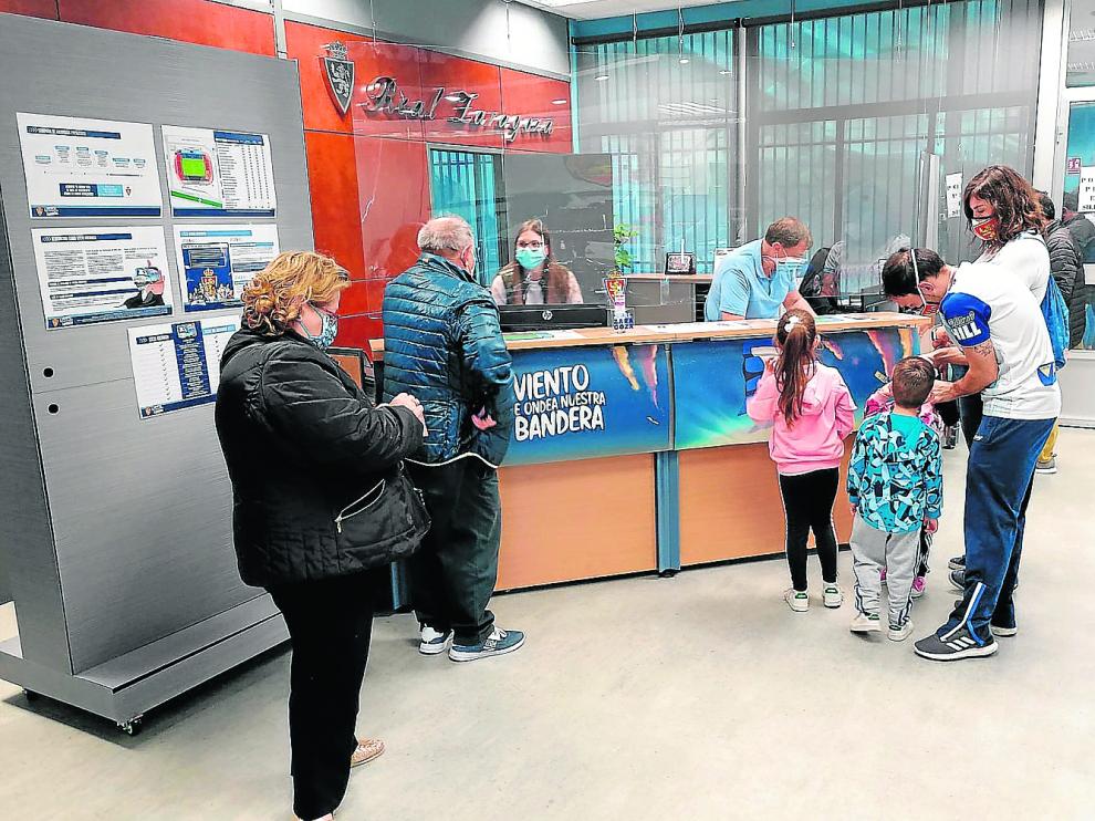 Aficionados del Real Zaragoza de todas las edades, en las oficinas del club, renovando sus abonos para esta anómala temporada.
