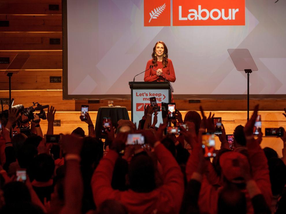La primera ministra de Nueva Zelanda, Jacinda Ardern, en la noche electoral tras conocer su triunfo.