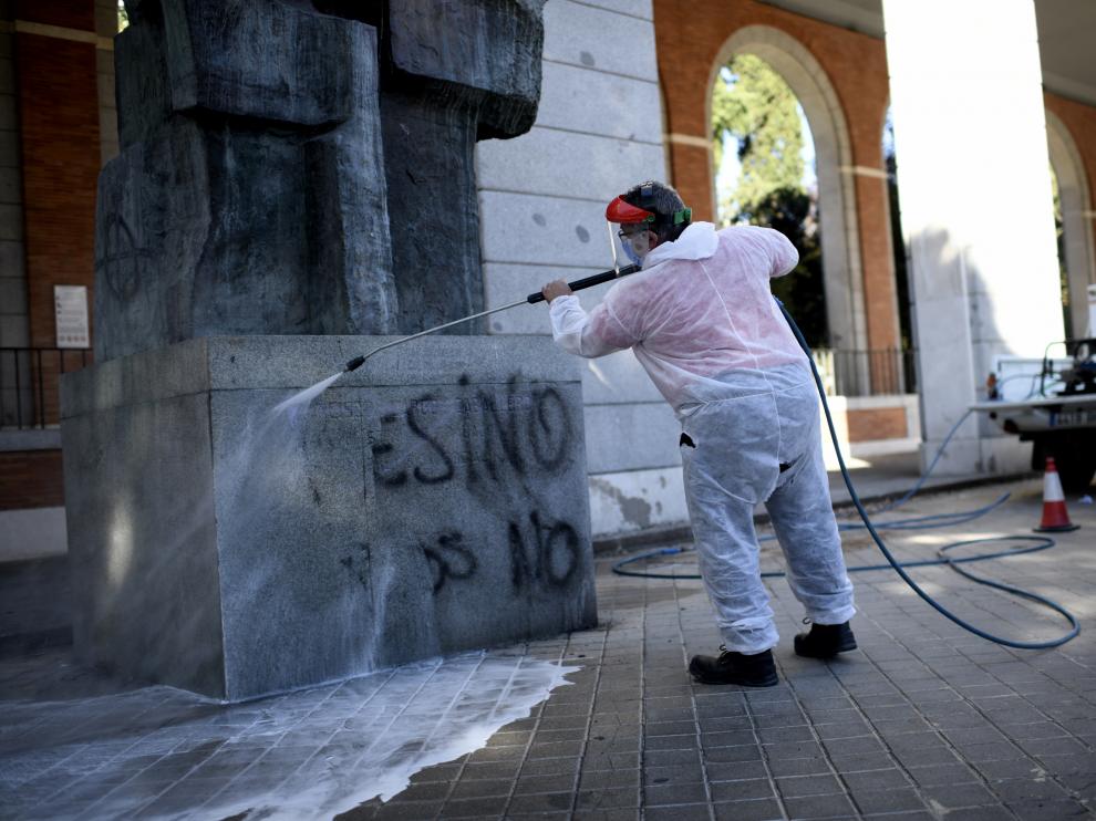 La estatua de Largo Caballero en Madrid fue pintarrajeada.