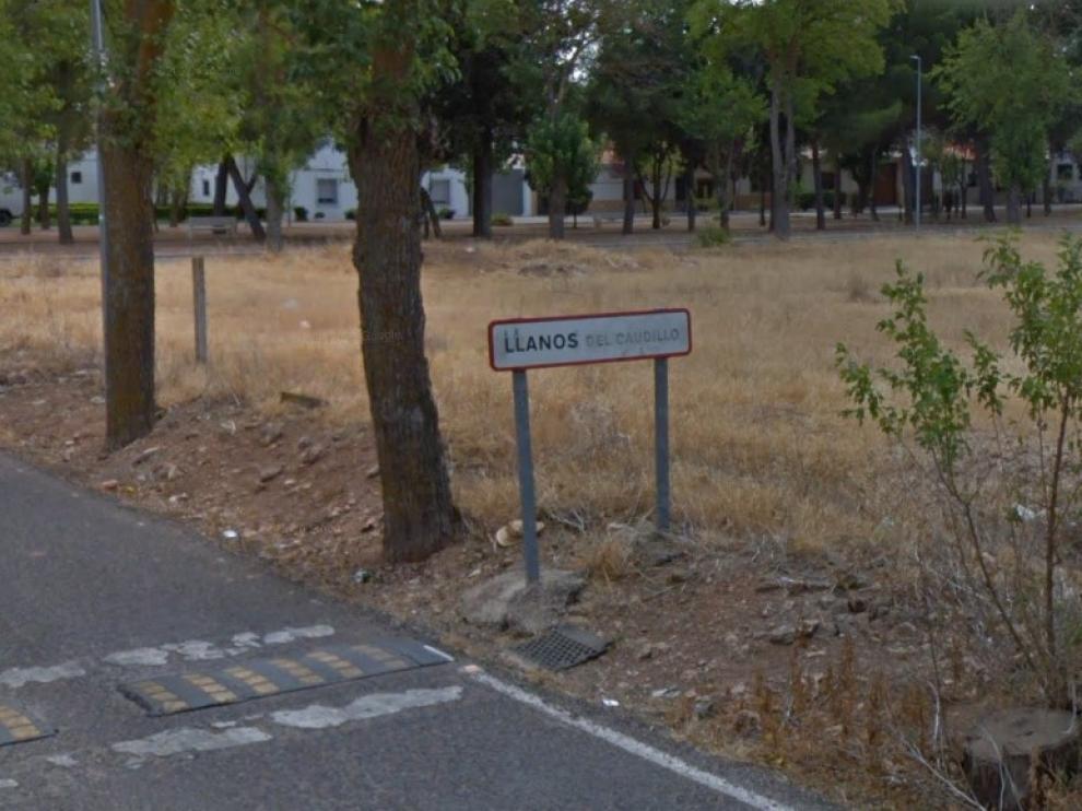 Cartel de entrada al pueblo, en el que queda patente la existencia de la polémica.